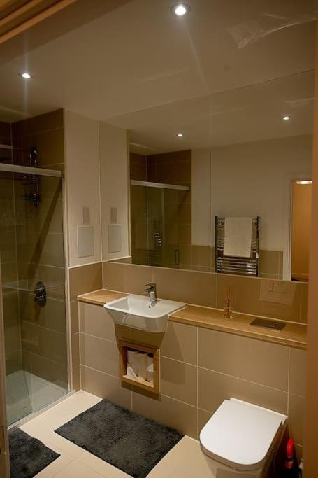 Exquisite Cozy House, Close To Train Station And Amenities Harold Wood Luaran gambar