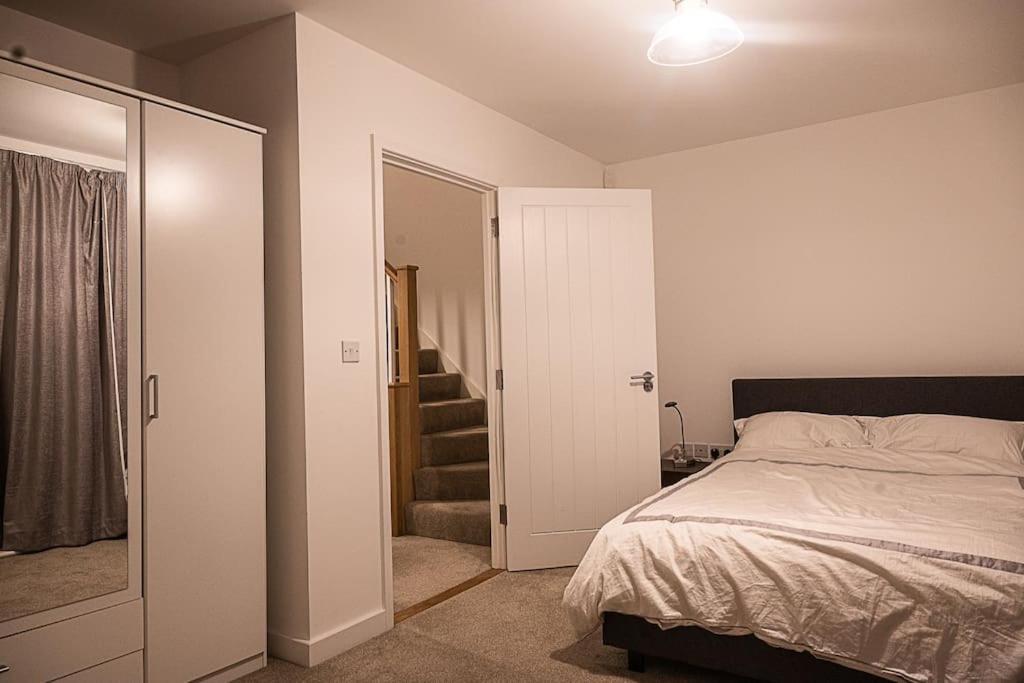 Exquisite Cozy House, Close To Train Station And Amenities Harold Wood Luaran gambar