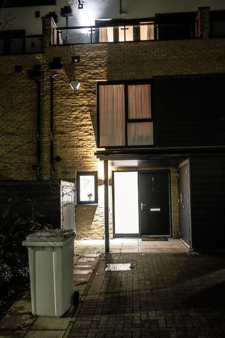 Exquisite Cozy House, Close To Train Station And Amenities Harold Wood Luaran gambar