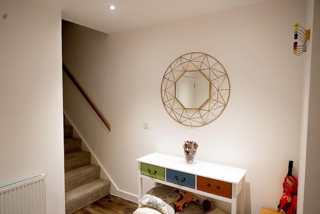Exquisite Cozy House, Close To Train Station And Amenities Harold Wood Luaran gambar