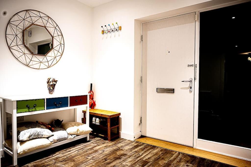 Exquisite Cozy House, Close To Train Station And Amenities Harold Wood Luaran gambar